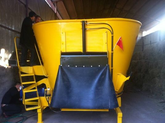 كامل تلقائي 4-8 M3 عمودي بقرة تغذية آلة خلاط TMR أصفر أحمر اللون